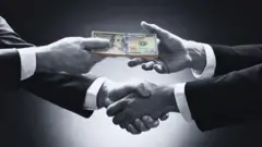 Namoota dolaara walitti kennaa jiran