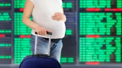 mujer embarazada en un aeropuerto 