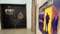 إغلاق مكتب قناة الجزيرة في الضفة الغربية.
