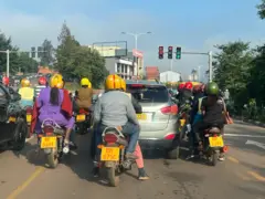 Mu muhanda, apakipikipi n'amamodoka