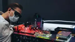 استرولایت تولید یک سیستم ارتباطاطات مبتنی بر لیزر را دنبال می‌کند