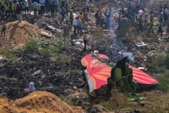 গত ১২ই জুন উড়ান শুরু করার কিছুক্ষণের মধ্যেই বিধস্ত হয়ে এয়ার ইন্ডিয়ার বিমান।