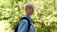 Bain com fundo de árvores desfocado