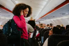አንዲት ተሳፋሪ አውሮፕላን ውስጥ 