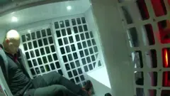 Geraint Berry fotografado em um veículo da polícia após sua prisão.