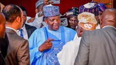 Minisita abẹnu fun eto aabo, Bello Matawalle, wọ agbada olomi buluu, o si de fila si i