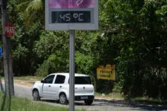 Termômetro marcando 45°C no bairro de Guaratiba, Rio de Janeiro