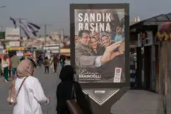Ekrem İmamoğlu afiişinin önündeki kadınlar 