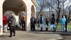 Очередь из людей с бутылками, 13 декабря 2025 года в Одессе