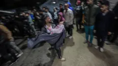 نقل امرأة فلسطينية مصابة إلى مستشفى شهداء الأقصى في دير البلح، وسط قطاع غزة.