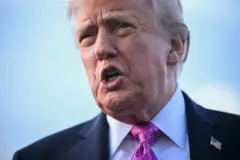 Foto em close do rosto de Donald Trump em meio a uma fala