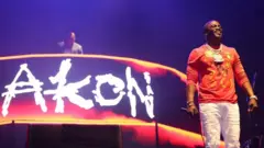 Akon sur scène.