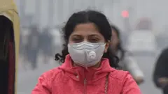 દિલ્હીના અમુક વિસ્તારોમાં હાલના દિવસોમાં વાયુ પ્રદૂષણ ગંભીર સ્તરે પહોંચી ગયું છે.