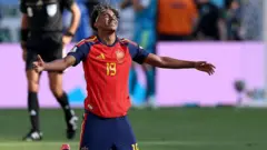 Yamal celebra el título tras el pitido final del árbitro.
