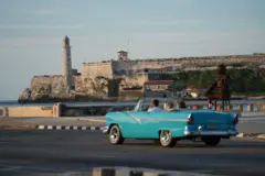 Vehículo antiguo en el Malecón.