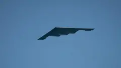 Un avión B-2 en el aire
