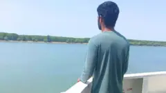 जहाज़ पर खड़े व्यक्ति की तस्वीर