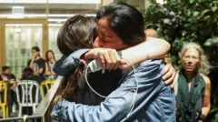 Einav Zangauker, mãe do refém Matan Zangauker, é abraçada por outra mulher após o anúncio de Trump.