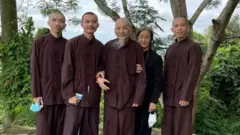 Ông Lê Tùng Vân cùng một số thành viên của Thiền Am Bên Bờ Vũ Trụ