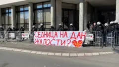Burno u Novom Sadu: Pokušaj blokade sednice skupštine grada, pa usvajanje budžeta bez rasprave