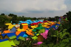 Grupo de casas de cores de vivas em Kampung Pelangi, na ilha de Java (Indonésia)