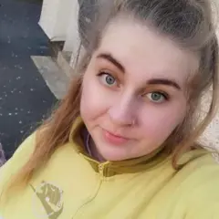 Emma, uma jovem mulher de cabelos longos, sorri