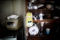 Foto tirada em 21 de junho de 2017 mostra a cozinha de uma mulher que morreu sozinha e só foi encontrada duas semanas depois em seu apartamento em Yokohama