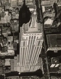 Empire State em foto de 1932, de autor desconhecido. Foto do US National Archives and Records Administration, em domínio público