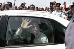 Mordechai Vanunu dentro de um carro deixando a prisão