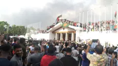 ৫ই অগাস্ট পতন হয় আওয়ামী লীগ সরকারের 