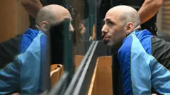 Седрик Жубиляр за стеклом в суде.