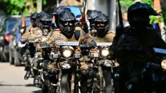 පොලිස් යතුරුපැදි බලකායේ නිලධාරීන් රාජකාරියේ යෙදමින් සිටින අවස්ථාවක්.