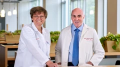 ศ.ดร.กอตอลิน กอริโก (ซ้าย) และศ.นพ. ดรู ไวส์แมน (ขวา) 