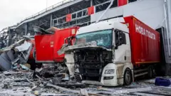 сильно поврежденные в результате удара фуры на терминале «Новой почты» под Харьковом