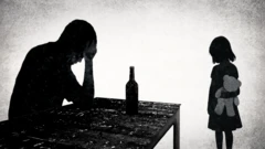 Илустрација у сивим и црним тоновима, силуета мушкарца наслоњеног руком на сто и поред њега је флаша, са десне стране силуета девојчице окренуте леђима, има играчку плишаног медведа иза леђа