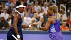 As irmãs Venus e Serena Williams, durante jogo de duplas do Torneio Aberto de Cincinnati de 2026, nos Estados Unidos