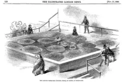 Desenho da filha de Paxton em uma folha de papel e ele olhando