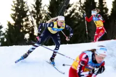 Most popular favorites - American Jessi Diggins спускается с горы во время гонки