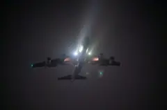 Um avião-tanque KC-135 Stratotanker decola de uma base na área do Comando Central dos EUA em apoio à Operação Hawkeye Strike