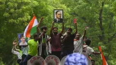 संसद मार्चमधील सगळ्या धुमश्चक्रीवेळीही अभिजीतच्या हातात आंबेडकरांचीच तसबीर होती.