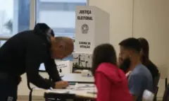 Idoso assina seu nome em sessão eleitoral