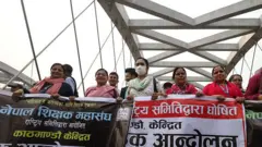 शिक्षा विधेयक पारित गर्नुपर्ने मागसहित २०२५ एप्रिल २ मा काठमाण्डूको सडकमा आन्दोलन गर्दै शिक्षकहरू