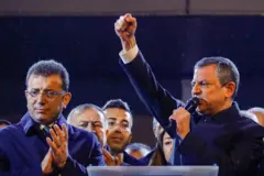 Özgür Özel ve İmamoğlu kürsüde 