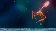 Esta imagem é uma ilustração científica de um bacteriófago. O bacteriófago é mostrado flutuando sobre uma superfície texturizada, com uma cabeça geométrica, uma cauda segmentada e múltiplas estruturas finas semelhantes a pernas que se estendem de sua base. O vírus é representado em tons brilhantes de vermelho, laranja e rosa que contrastam fortemente com o fundo azul escuro. Pequenas partículas desfocadas estão espalhadas por toda a cena, criando a impressão de um ambiente microscópico. A composição enfatiza a forma incomum do bacteriófago e seu isolamento dentro de um cenário biológico estilizado e ampliado.