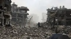 Vários prédios destruídos e escombros