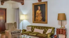 የተሰረቀው ስዕል ቤት ውስጥ ከሶፋ በላይ ተንጠልጥሎ