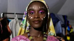 Umugore wisize imitako mu maso