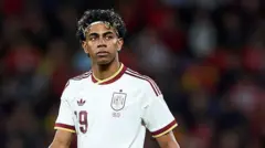 Lamine Yamal en el campo de juego, con camiseta blanca