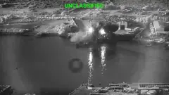 En estas imágenes facilitadas por el Departamento de Defensa de EE.UU., drones navales estadounidenses atacan un submarino y una instalación de mantenimiento de buques el 13 de julio de 2026, en una zona no revelada de Irán.