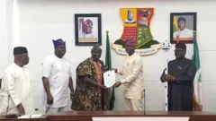 Alaafin Owoade lásíkò tó ń gba ìwé ẹ̀rí lọ́wọ́ gómìnà Seyi Makinde